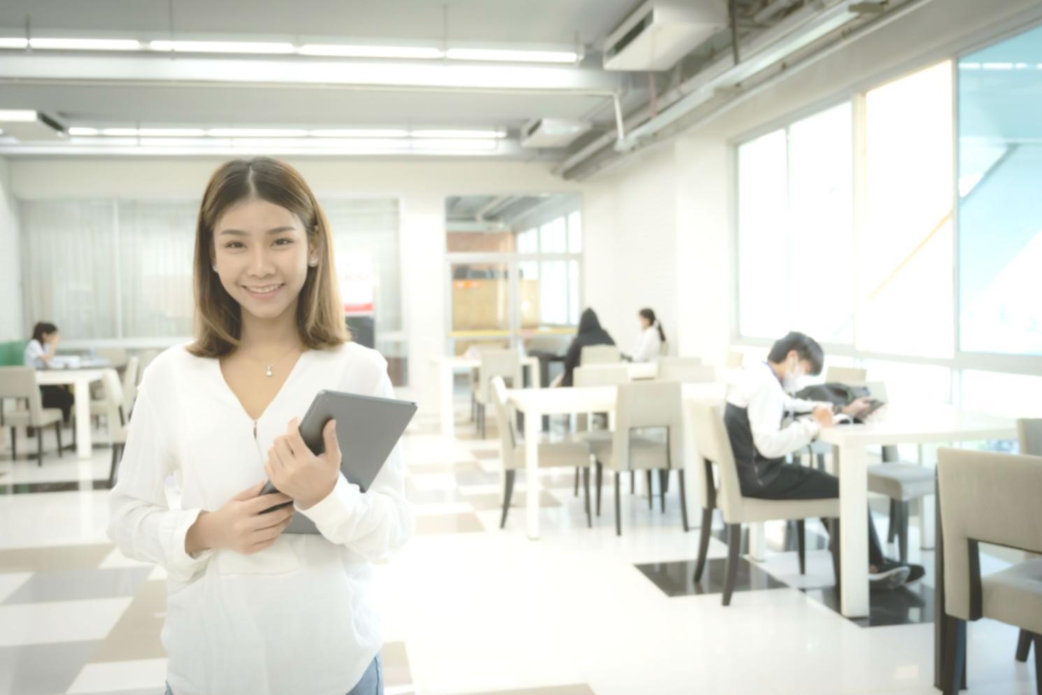 Analytische Arbeit am Schreibtisch mit Finanzberichten