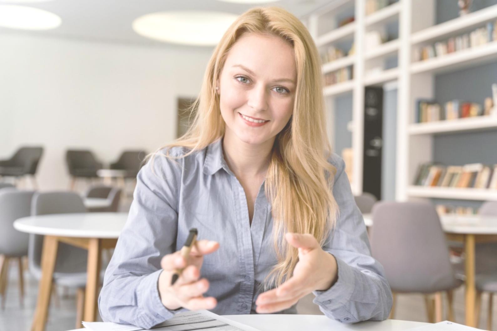 Finanzanalyse Arbeitsumgebung mit Dokumenten und Laptop